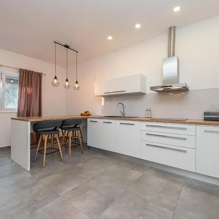 Angela Luxury I * 扎达尔