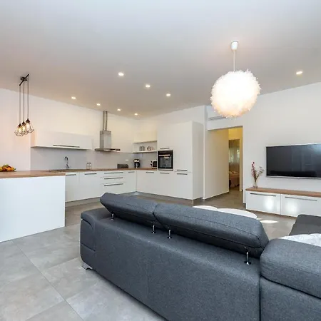 Angela Luxury I 公寓 *