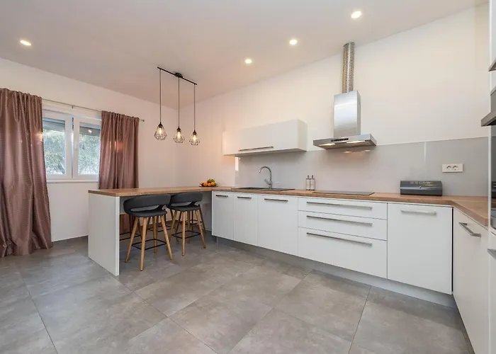 Angela Luxury I * ザダル